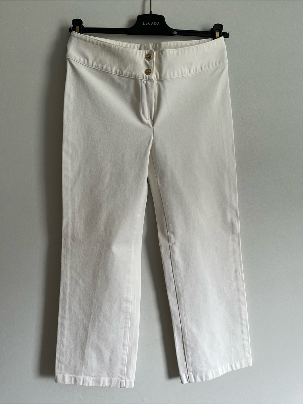 St. John off white capri pants with gold buttons size 8